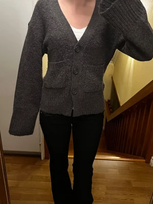 Grå stickad kofta - Grå stickad kofta i storlek S från Gina Tricot