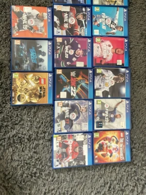 PS4 spelpaket med 15 spel(kom me bud) - Samling med 12 PlayStation 4-spel, bland annat FIFA, NHL, the crew 2(inte med i bild) WWE 2K22, Need for Speed, LEGO Star Wars och The Incredibles. Blå plastfodral med färgglada omslag. Perfekt för dig som gillar sport, racing och action och som vill fylla på din samling eller använda till ditt ps4. Säljes då jag uppgraderat till ps5. Skriv gärna vid intresse och frågor:)