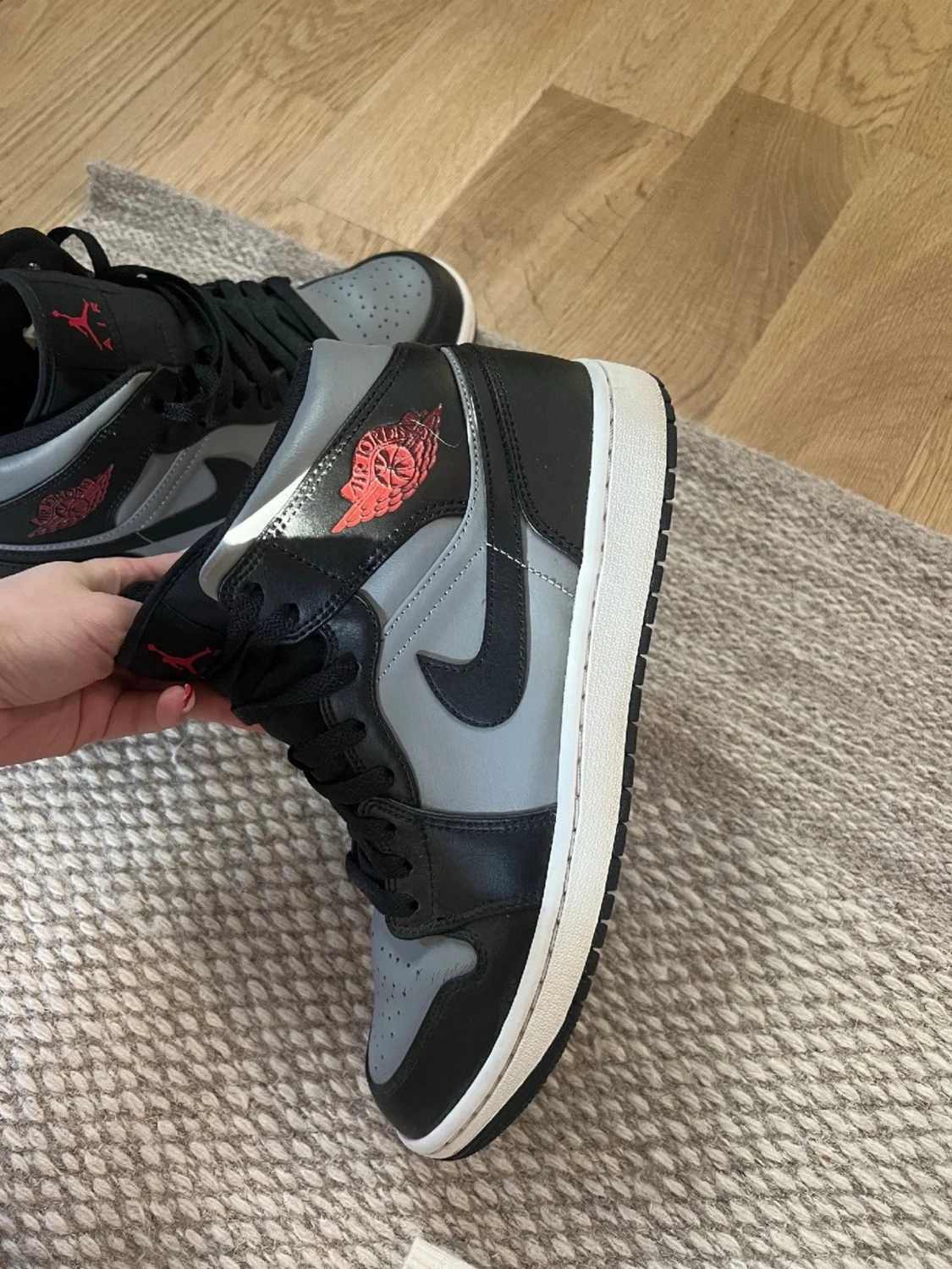 Air Jordan 1 Mid svart/grå/röd