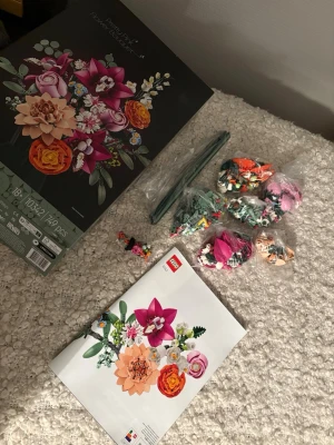 LEGO Blombukett Botanical Collection - Säljer ett LEGO Botanical Collection set, Blombukett. Instruktionsbok, originalkartong även ALLA bitar och de här extra bitarna som man får med. Det ända som inte finns är original påsarna som allt lego låg i. Super fina blommor!💕Vissa små bitar som jag inte kunde plocka isär sitter ihop i varandra, annars är allt isär plockat.