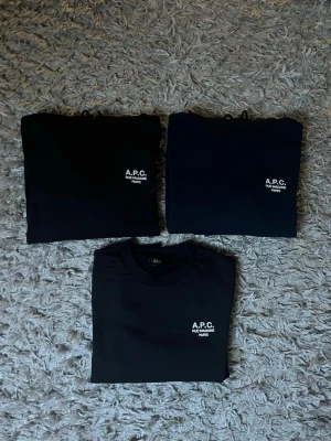 A.P.C. 3st tröjor - Säljer 3st tröjor från A.P.C. Varav två av dem är hoodies. Allt är i storlek S och i ett mycket bra skick. Den blåa hoodien har används ett par gånger medans de andra två plaggen är helt oanvända.