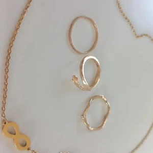 Guld ringar och halsband  - Säljer för att jag är mer kall i tonen som ni ser på sista bilden. Pendlar mellan Alingsås - Skövde vardagligen. Med jämna mellanrum är jag även i Uppsala. Säg gärna till om ni vill mötas och slippa betala frakten och den extra kostnaden plick lägger till på priset. Ni swishar  isåfall :) 
