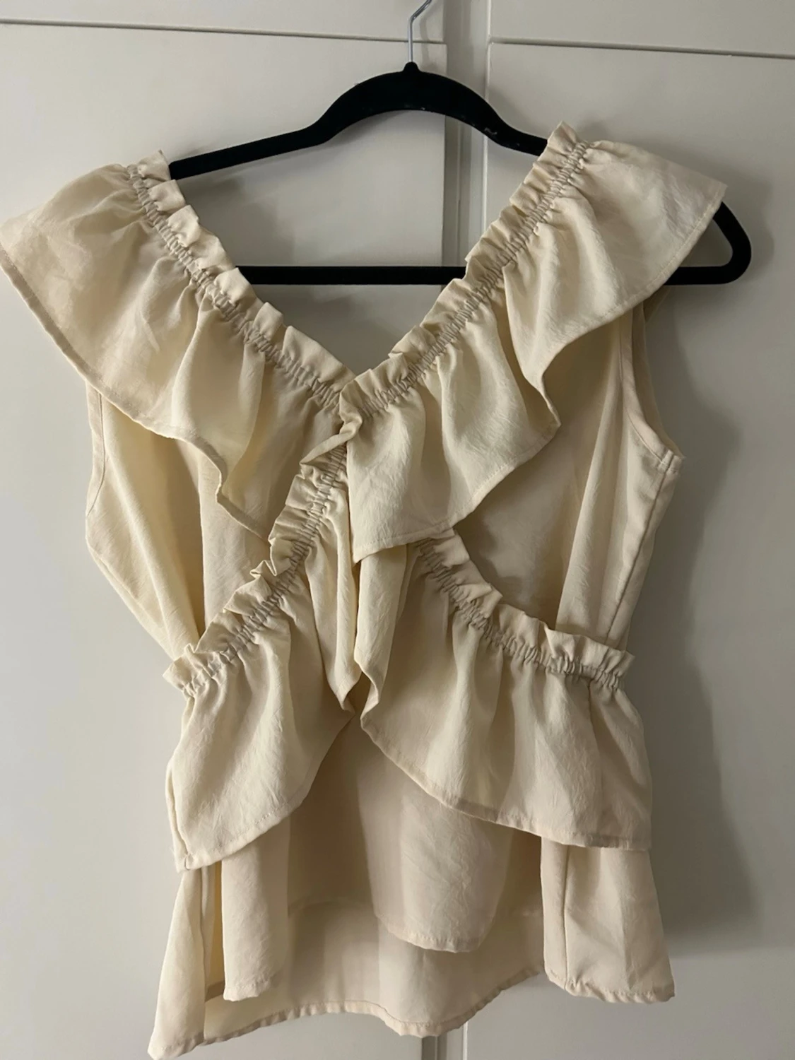 Beige omlottopp med volanger - 1