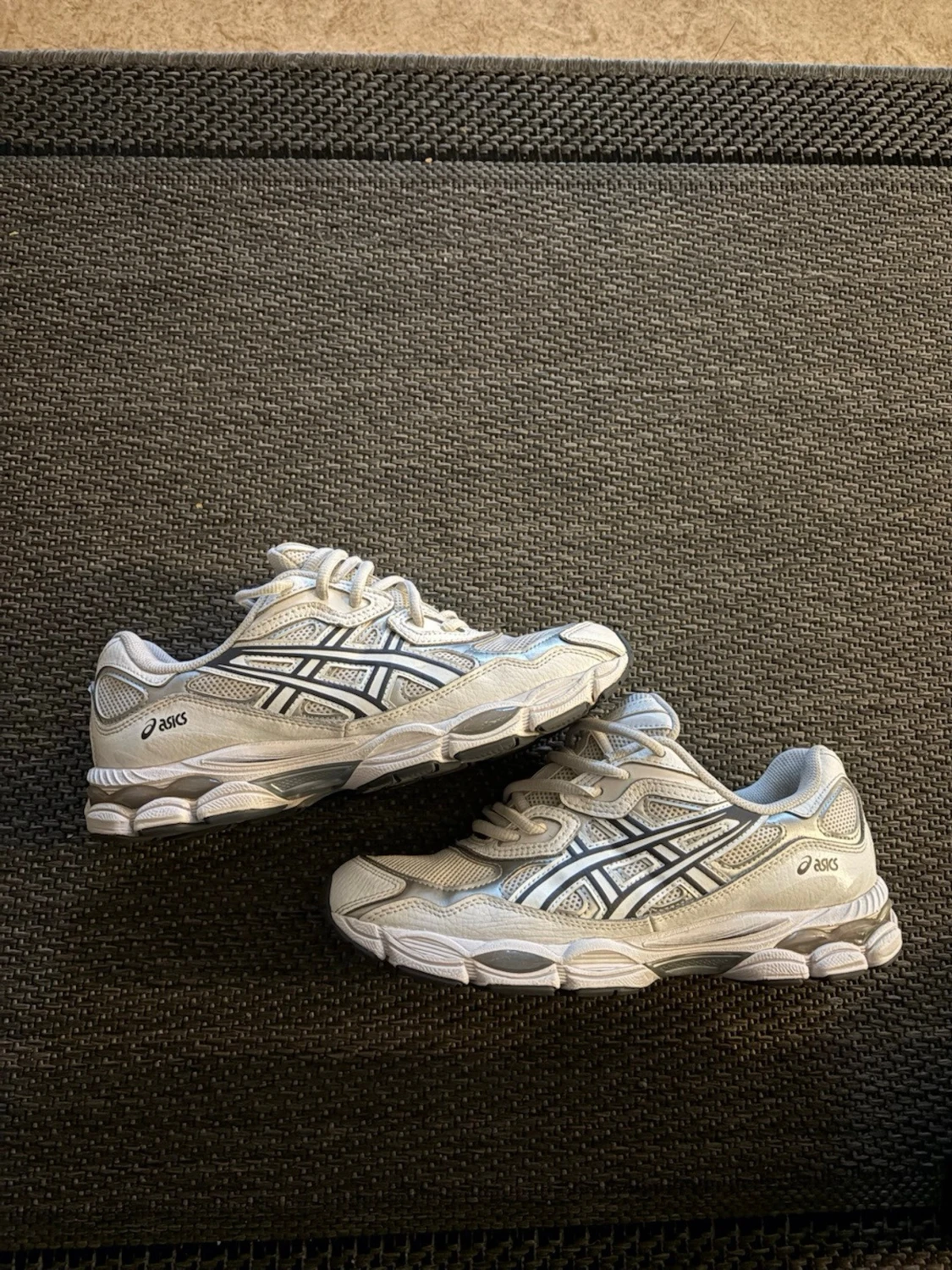 Vita Asics sneakers med mesh och detaljer - 2