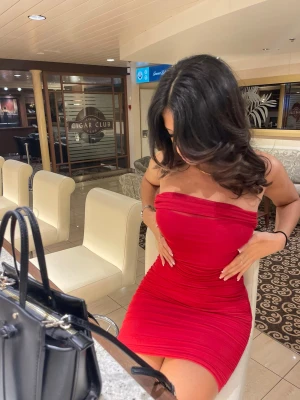 Röd klänning från ohpolly  - Säljer röd klänning med kort längd. Klänningen har en figurnära passform. Materialet känns mjukt och stretchigt, vilket ger en snygg siluett. Den har smala band som jag tagit ner, går att ha både med och utan band.