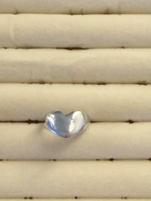 Silverring med hjärtformad topp  - Stilren ring i silverfärgat material med en hjärtformad topp. Perfekt för dig som gillar minimalistiska smycken med en söt twist. Ringen har en blank yta och en mjuk, rundad form som känns modern och trendig.