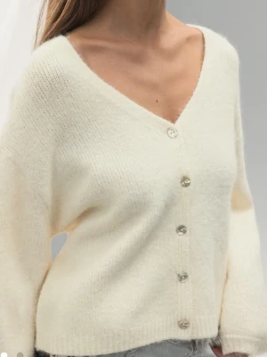 Krämvit kofta med v-ringning - Från Gina tricot i jättebra skick. Intressekoll. Slutsåld.