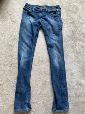 Replay jeans - Säljer ett par blå Replay jeans för endast 300 kr jeansen  har en snygg 2000 stil på sig och passar perfekt till våren/sommaren 🤗☀️🌸
