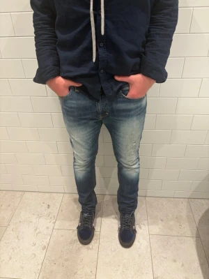 Diesel jeans - Säljer ett par otroligt schyssta jeans från diesel. Jeansen är i mörkblå färg med en helt otrolig wash.  Vid frågor eller prisförslag tveka inte på att höra av er!