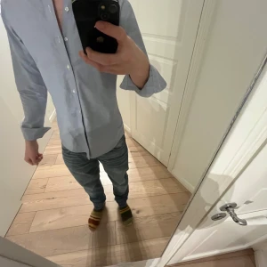 Skjorta-oxford från John Henric - Ljusblå skjorta från john henric, det är i storlek 39(passar m). Använd ett fåtal gånger. 