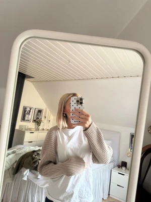 Beige cropped stickad bolero Gina Tricot - Säljer en beige stickad bolero från Gina Tricot med ribbad struktur. Croppad modell med långa ärmar. Använd enstaka gånger, därmed i mycket bra skick. Storlek xs🫶🏻