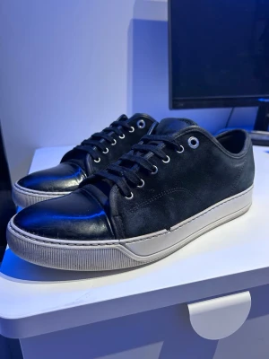 Lanvin cap toe  - Stilrena svarta lanvin cap toes i okej skick 6,5/10. Lite små defekter här och där och det är just därför jag säljer dem till så pass bra pris! Kontakta mig för mer info😄