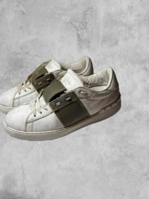 Valentino Garavani opens - Säljer nu ett par valentino garavani open skor!  Storlek: 39  Skick: bra  Man får med box!🌟