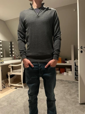 Quarter zip merino - Det Quarter zip tröja i merinoull från John Henric. Tröjan är i fint skick 
