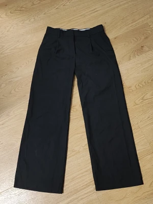 Svarta kostymbyxor från H&M - svarta kostymbyxor från H&M i storlek 36, mid rise.