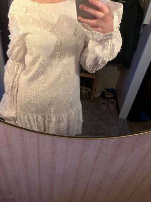 Superfin studentklänning - Superfin studentklänning från Nakd som passar perfekt till student/avslutning🥰