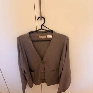 Brun H&M kofta  - Säljer denna bruna koftan från HM i storlek M. Använd men i bra skick. 