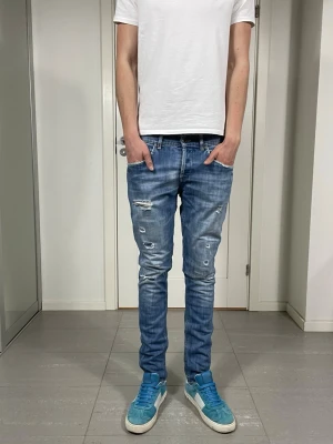 Dondup Jeans  - Säljer nu dessa Dondup Jeans med snygg tvätt och slitningar i populär design, skriv för fler bilder/frågor🙌🏼