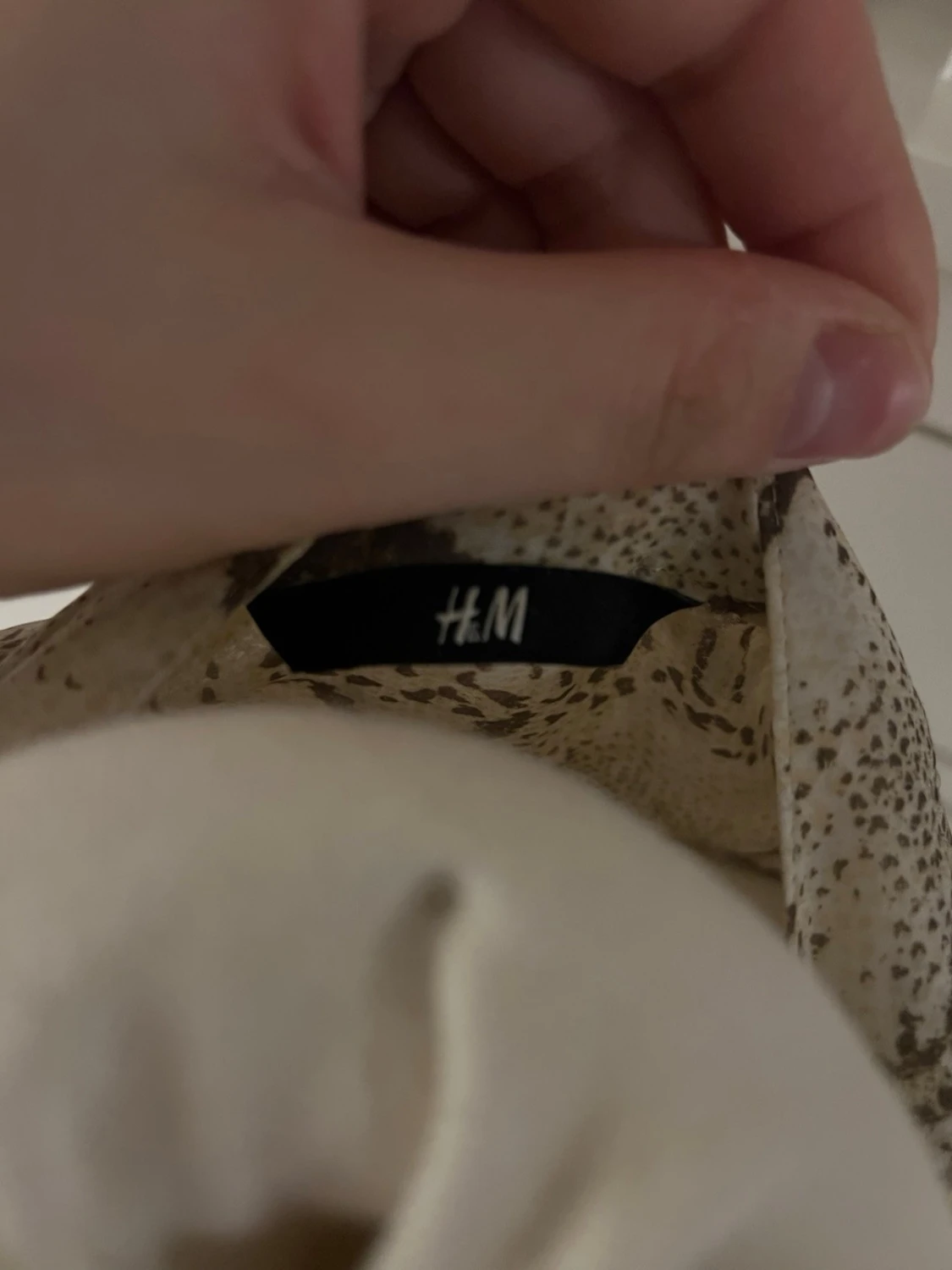 Beige ärmlös blus med ormmönster - 5