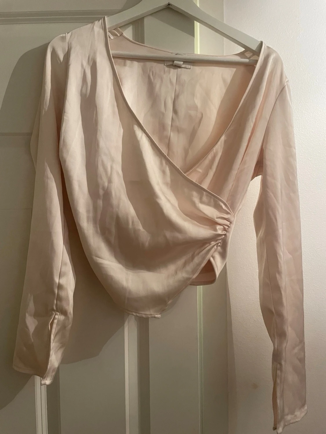 Ljusrosa omlottblus med lång ärm