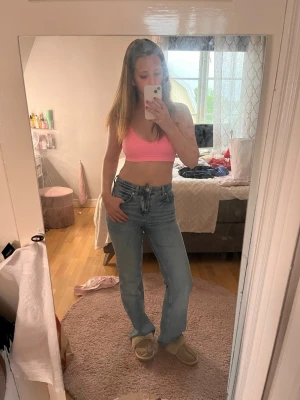 Ljusblå raka jeans med hög midja - Säljer ett par ljusblå jeans med rak passform och hög midja. Jeansen har klassiska fickor och stängs med dragkedja och knapp. Perfekta till en avslappnad stil och passar till det mesta. Materialet är denim i bomull.
