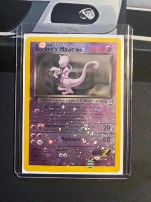 Rocket’s Mewtwo winner 2003 - Väldigt bra skick! Ograderad men skulle uppskatta bra gradering. Ograderad ligger ute för runt 4800kr! Självklart så är den äkta✅ skriv för mer bilder👍