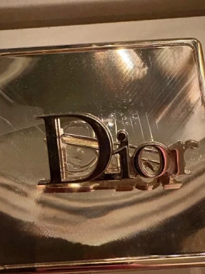 Dior brosch - Klassisk fin Dior brosch i silver i mycket gott skick✨