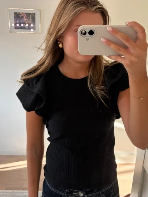Svart ribbad topp med volangärm Zara - Svart ribbad topp från Zara med volangärmar i storlek s 💕
