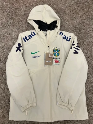 Brazil vindjacka/ vårjacka size M - Size L men passar som S-M, helt ny, den är till runt vår/höst eller sommarkvällar