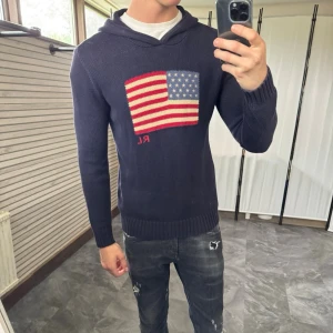 Stickad ralph lauren hoodie - Riktigt skön och snygg huvtröja i mycket fint skick, dn liten defekt syns på sista bilden men annars perfa. Nypris ca 3000kr. Passar dig som är 175-185 ungefär. Modellen är 185 cm, 75 kg. Skriv för mer information!🤝