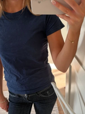 Mörkblå basic t-shirt i bomull - En enkel och stilren mörkblå t-shirt i mjuk bomull i storlek 130 (barn)