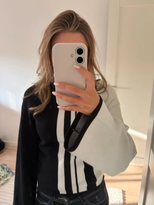Svartvit stickad tröja - Säljer en svartvit stickad tröja med breda, vida ärmar. Är köpt ifrån Gina i storlek xs och är använd ändast några fåtal gånger💕💕