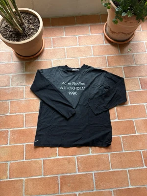 Svart långärmad t-shirt Acne Studios - Svart långärmad t-shirt från Acne Studios, helt ny