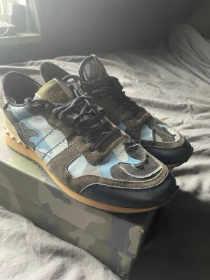 Valentino rockrunners - Fräscha valentino rockrunners perfekt till sommarn. Dem är i bra skicka och väldigt unika. Skriv för frågor eller bild på kvittot 