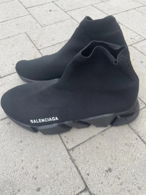 Balenc… - Svarta balenciagas med vit text!