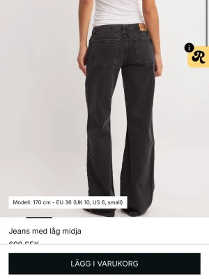 Svarta bootcut jeans från NA-KD - Svarta låga utsvängda jeans från NA-KD, använda 2 gånger
