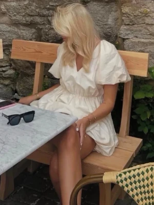 Klänning - Storlek S från h&m, krämvit!