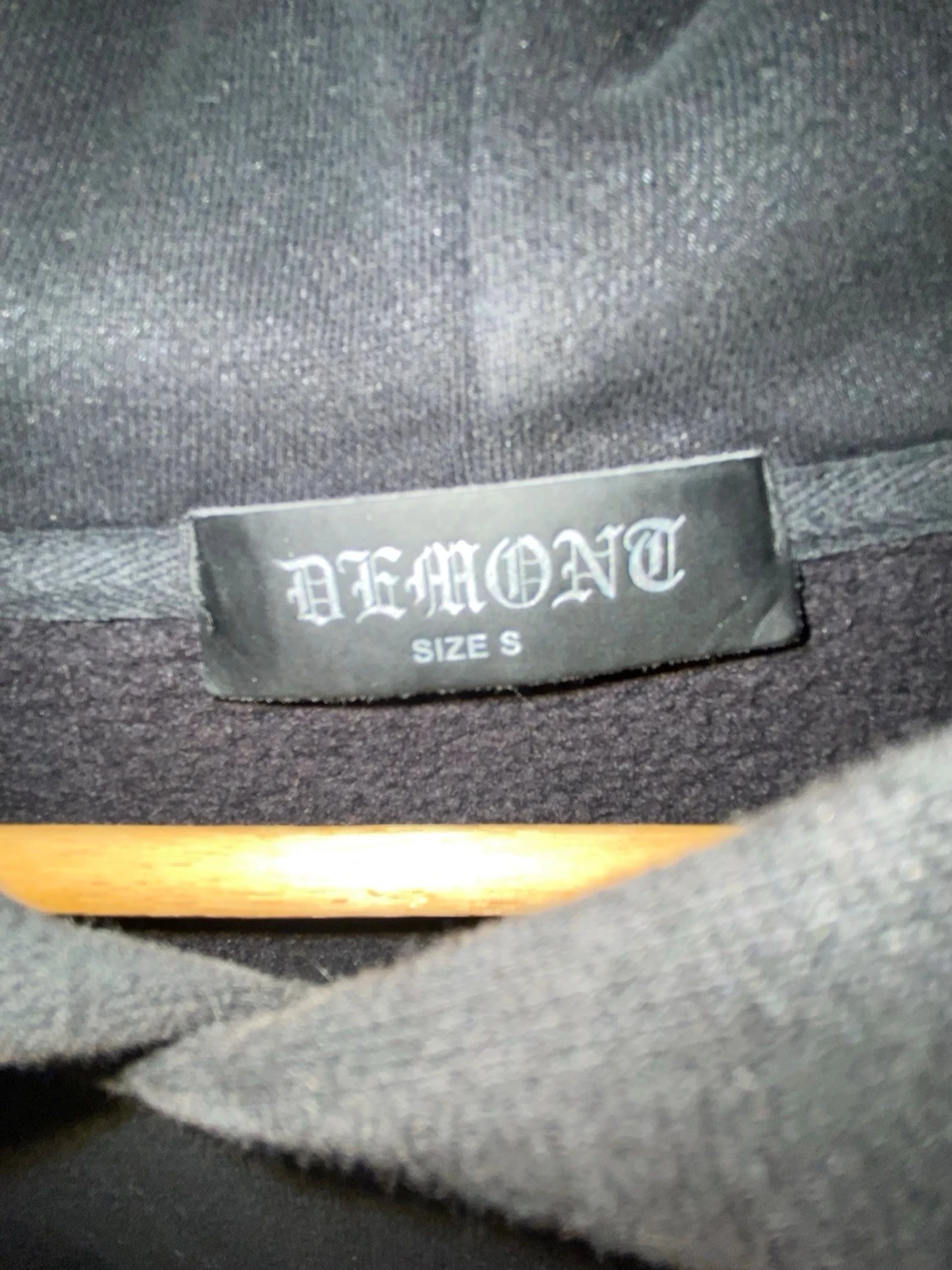 Svart hoodie från Demont med tryck - 1