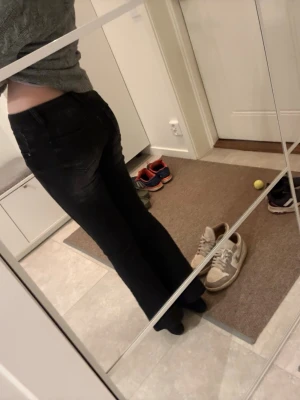 Svarta bootcut jeans från GIRL VIVI - Säljer ett par svarta bootcut jeans från GIRL VIVI. Då de var för små för mig och kom till ingen användning. (Infinty, Paris) Jeansen har en klassisk femficksmodell och är tillverkade i stretchigt denimtyg för skön passform. Snyggt utsvängda ben och diskreta slitningar för en trendig look. 💓💓