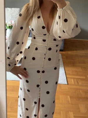 Lång klänning  - Super fin klänning säljer då den är för liten, den är endast testad men kan ej lämna tillbaka den då öppet köp har löpt ut😊 