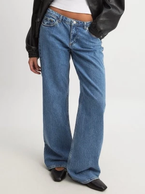 Blåa wide leg jeans med låg midja  - Säljer ett par blåa wide leg jeans med låg midja och klassisk femficksmodell. Jeansen har raka, vida ben och är tillverkade i ett kraftigt denimtyg. Perfekta för en avslappnad och trendig look.