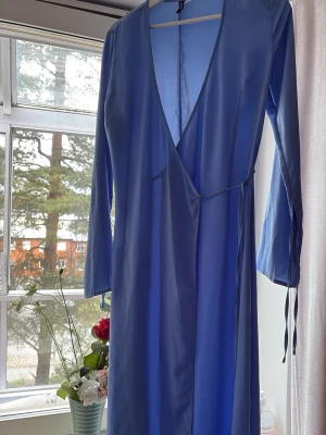 Satin blå klänning - Från hm, använd 1 gång. Jätte fin och inga fel