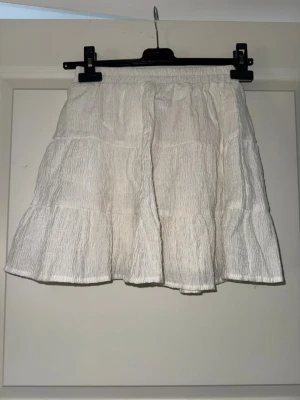 Vit kjol  - Vit kjol från SHEIN storlek S, men syns lite otydligt. 