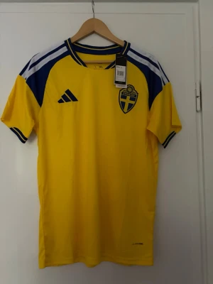 🇸🇪 Sverige VM Hemmatröja – Strl L | Ny med tags | 299 kr - 🇸🇪 Sverige VM Hemmatröja – Strl L 🇸🇪  Snygg Sverige VM hemmatröja i klassisk gul design med blå detaljer. En stilren och tidlös landslagströja som passar perfekt för både fotbollsfans och samlare.  ✨ Helt ny med tags kvar📏 Storlek L⚽ Hög kvalitet och bekväm passform🔥 Perfekt till matchdagar, träning eller vardagsbruk🇸🇪 Klassisk hemmadesign med fina detaljer  Skick: Oanvänd  💰 Pris: 299 kr  📦 Kan skickas eller hämtas enligt överenskommelse.  En riktigt snygg Sverige-tröja för dig som vill visa ditt 