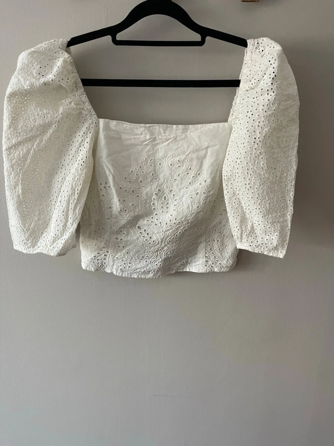 Vit broderad blus med puffärmar