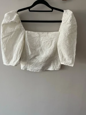 Vit broderad blus med puffärmar - Superfin vit broderad blus med puffärmar