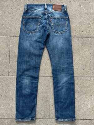 Levis 502 - Säljer ett par blåa Levis jeans i model 502! De är i storlek 28 32 vilket gör de för små för mig, de har inga hål eller så, hör av er vid minsta fundering!!