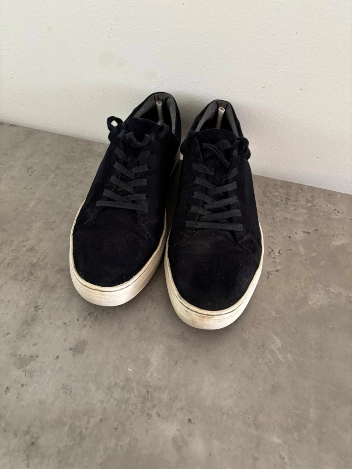 Svarta mockasneakers med vit sula - 1