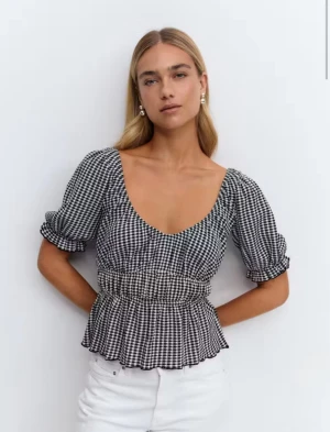 Svartvit topp från Gina Tricot! - Jag säljer en jättesöt svartvit rutig topp från Gina Tricot i storlek xs! Perfekt nu till sommaren. Den har puffarmar och smockad midja! Skriv vid frågor och funderingar 😊