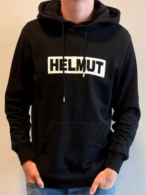 Helmut Lang  - Tjena, säljer nu denna riktigt snygga Helmut Lang hoodie i Stl L men fits M. Den är i riktigt bra skick. Nypris 4000✅Vid minsta funderingar så är det bara att höra av sig//Allt gott